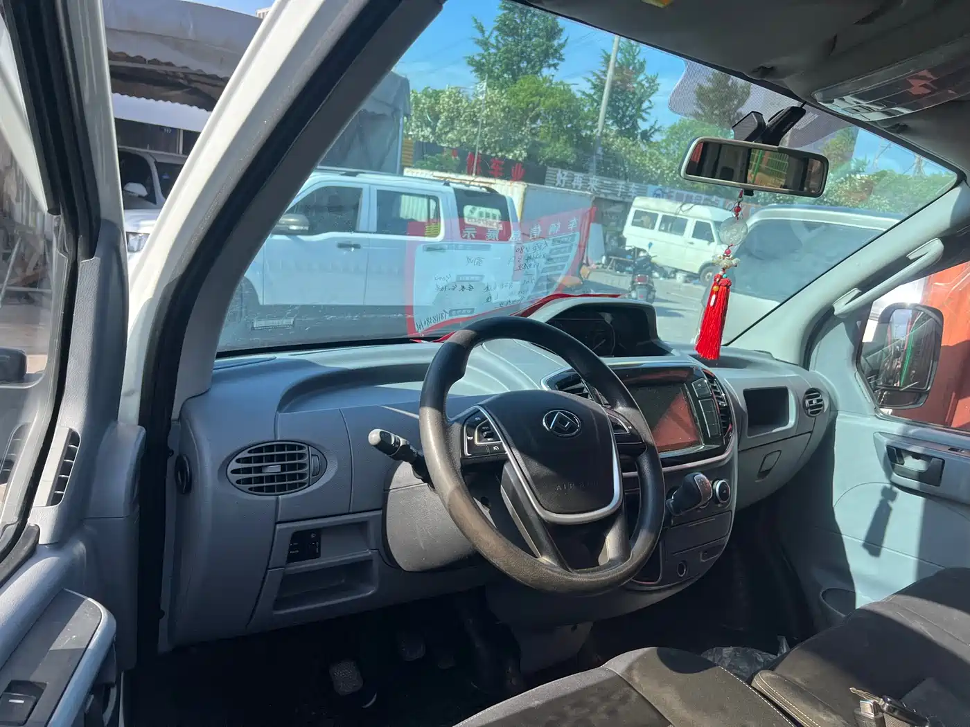 SAIC Maxus Xintu V80 2021 2.0T PLUS Manual All-round King Long Wheelbase Medium Roof 6/7/8/9-seater фото 8