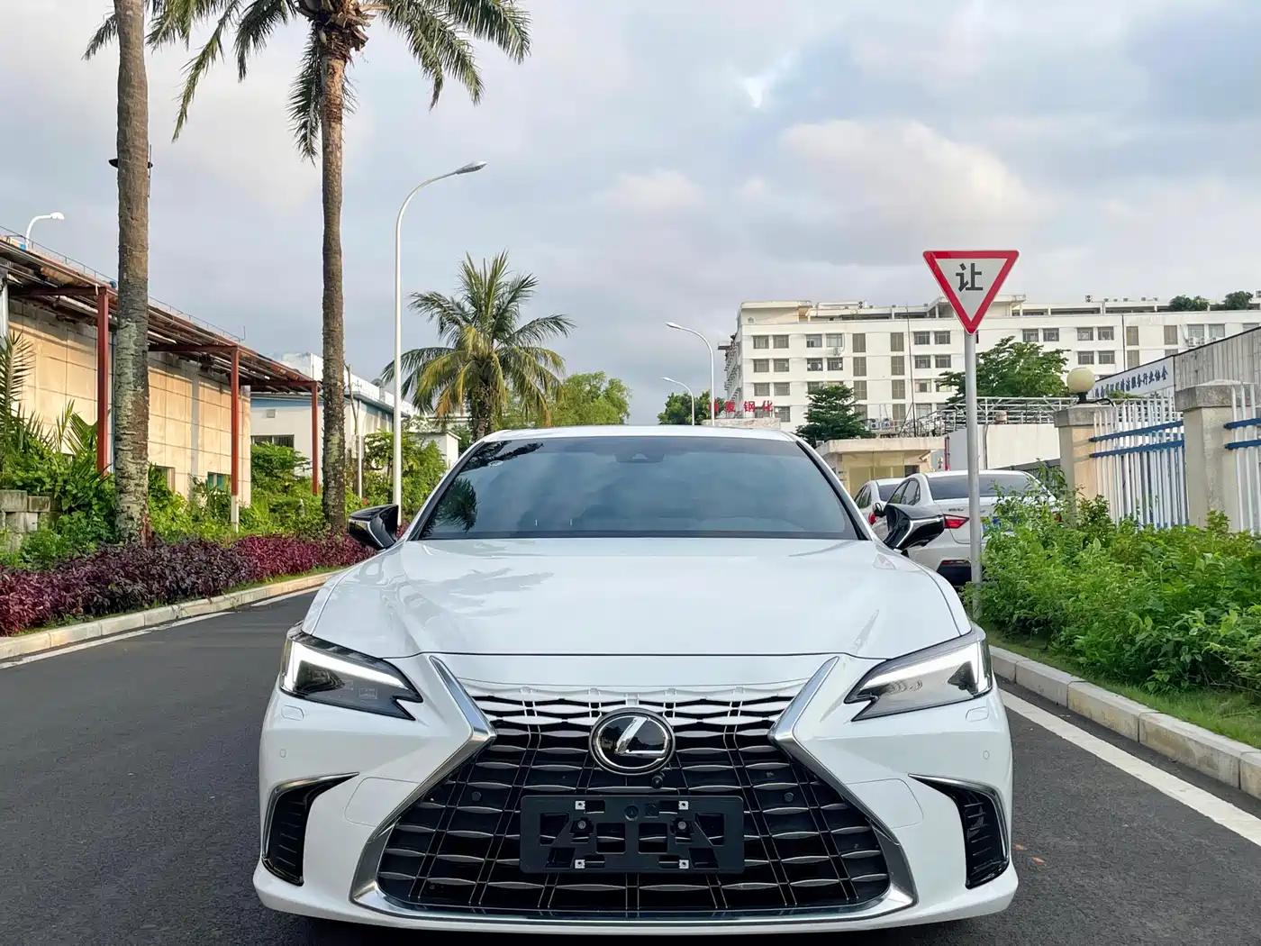 Lexus ES 2025 200 Ultimate Edition фото 2