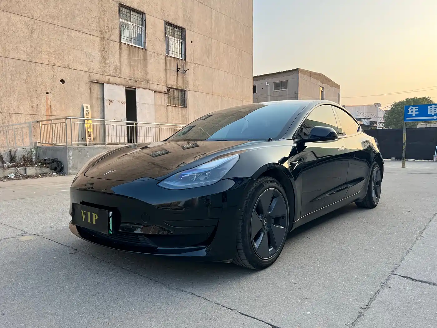 TESLA MODEL 3