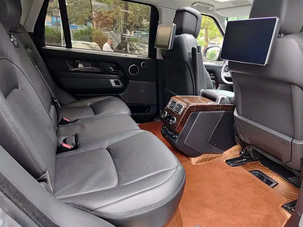 Land Rover Range Rover 2021 3.0 L6 Heritage Extended Classic Edition фото 11
