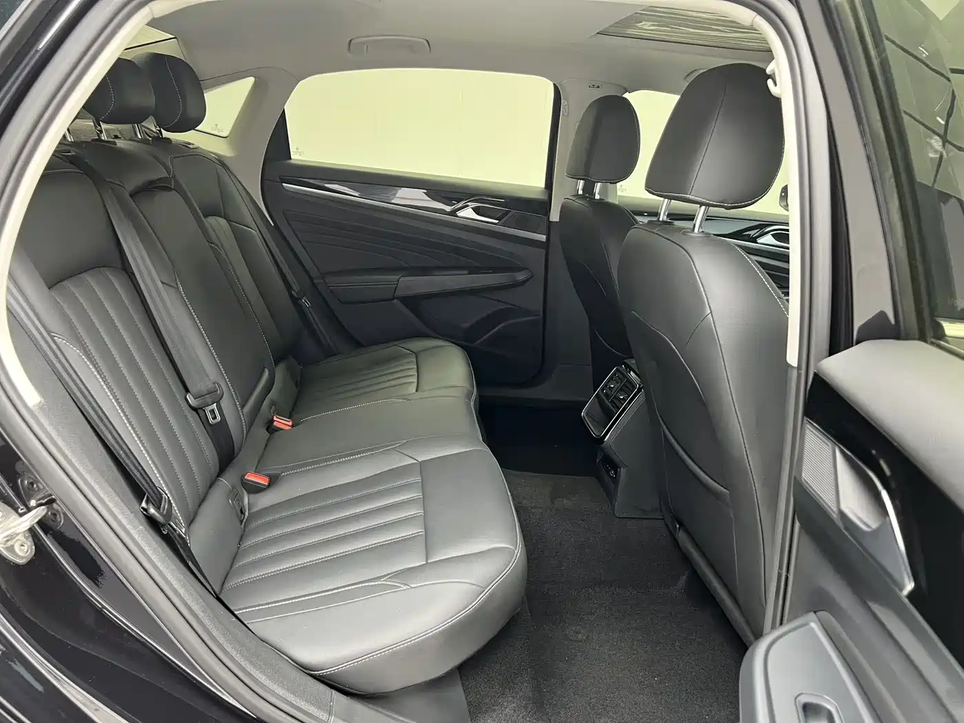 Volkswagen Passat 2022 280TSI Business Edition фото 9