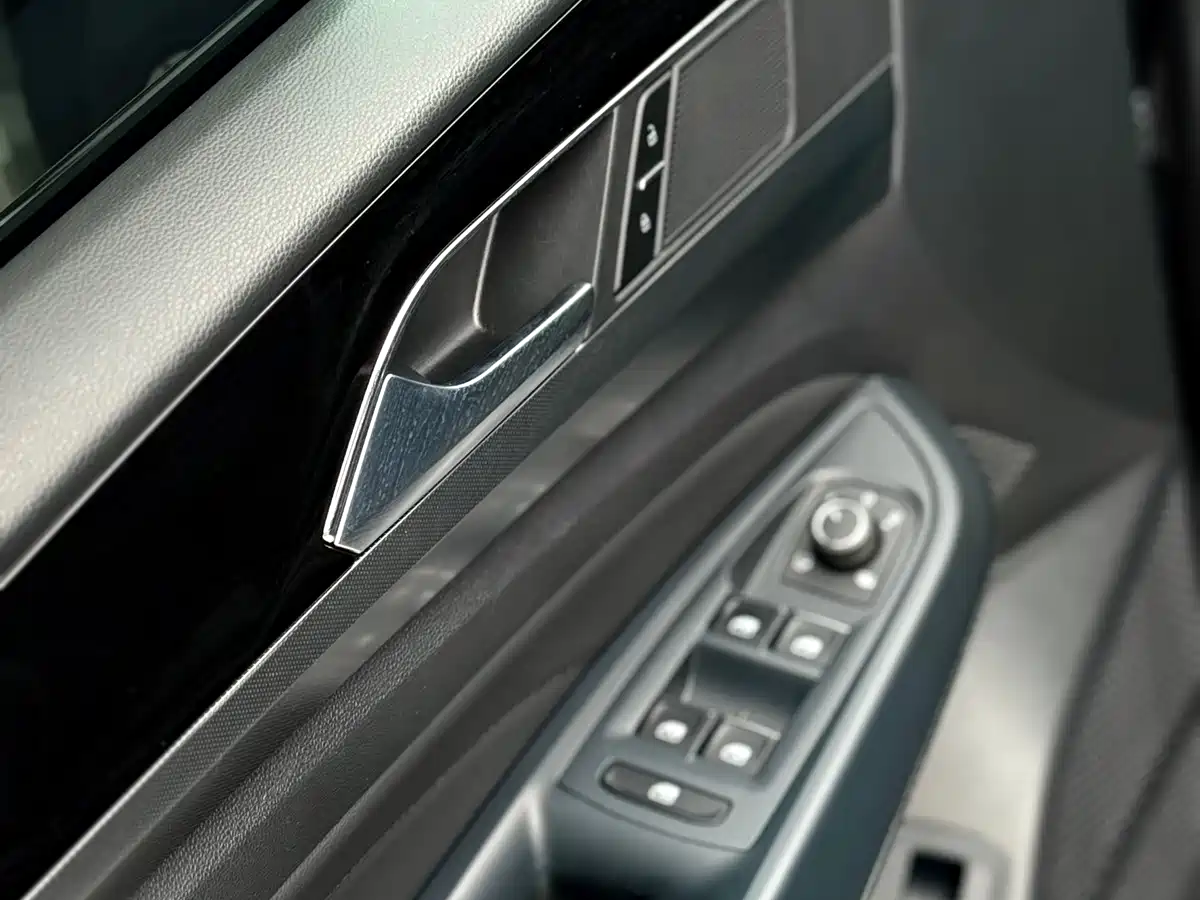 Volkswagen Passat 2022 330TSI Starlight Luxury Edition фото 9