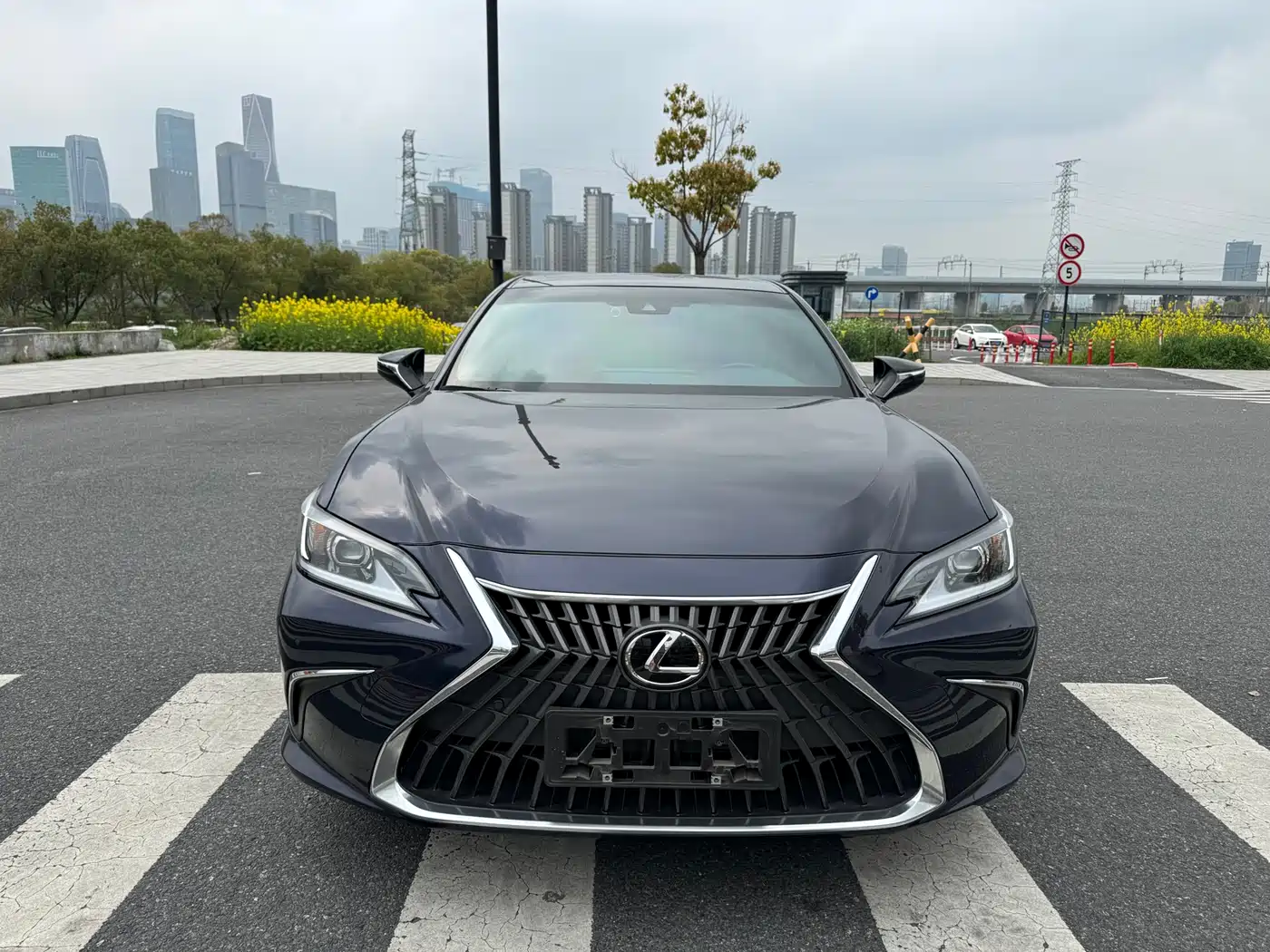 Lexus ES 2023 200 Excellence Edition фото 2
