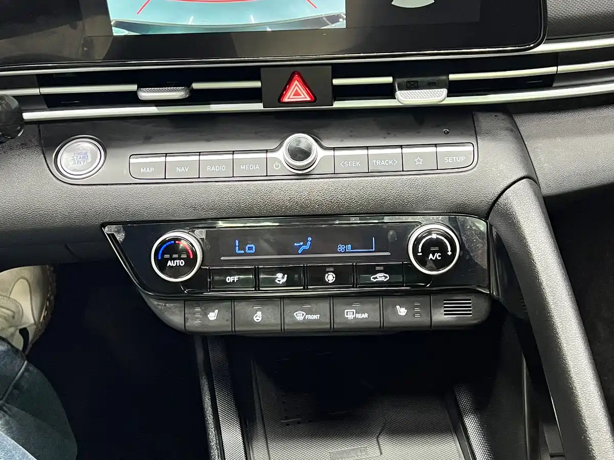 Hyundai Elantra 2023 Model 1.5L CVT LUX Premium Edition фото 22