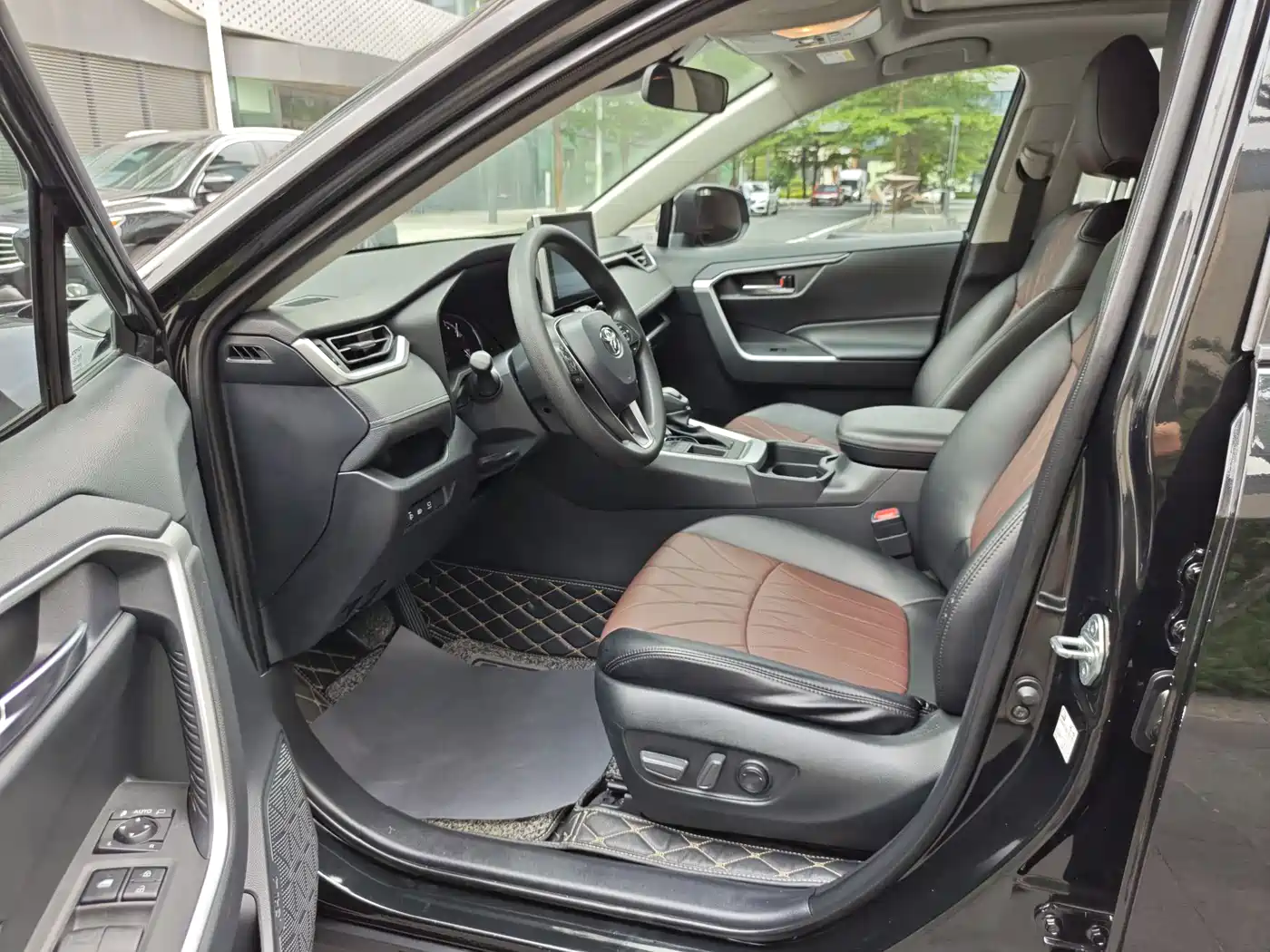 Toyota RAV4 Rongfang 2022 2.0L CVT 2WD Trend Edition фото 4
