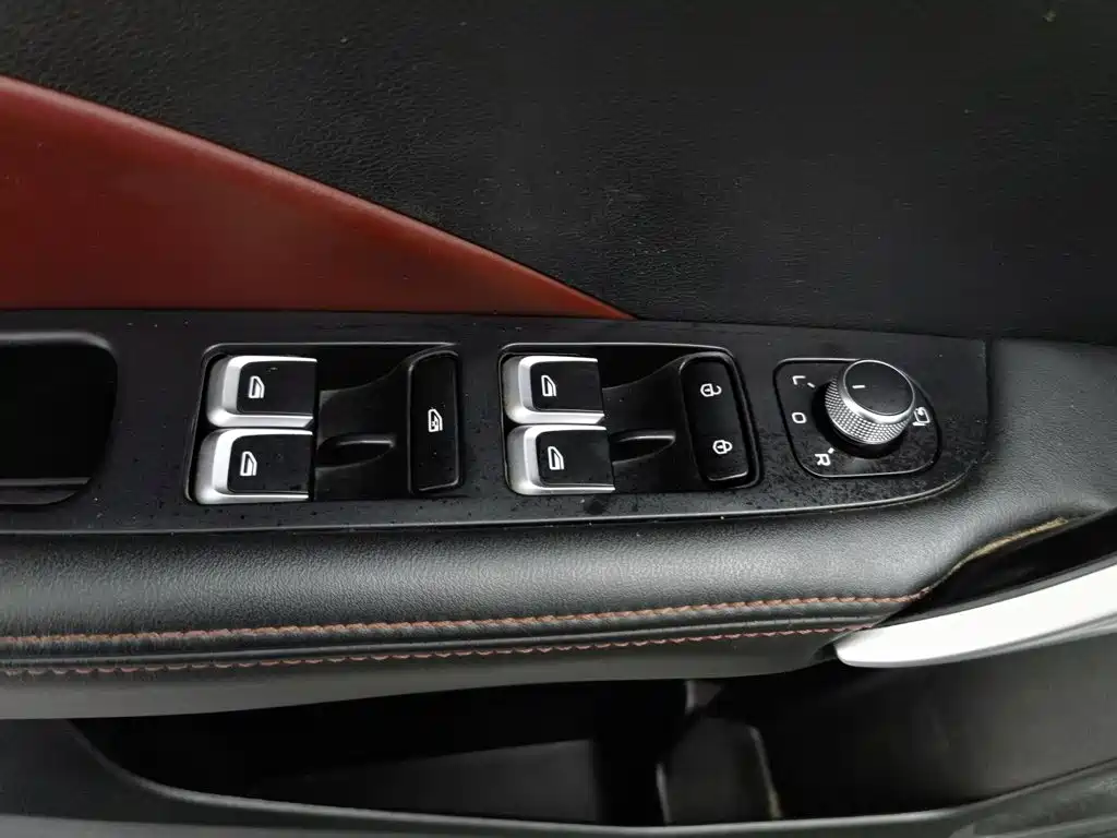 Фото 9 - Geely Binyue