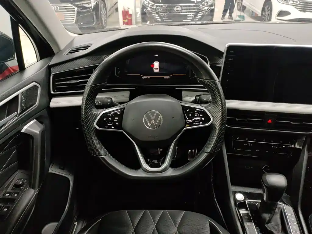 Фото 7 - Volkswagen Tiguan L