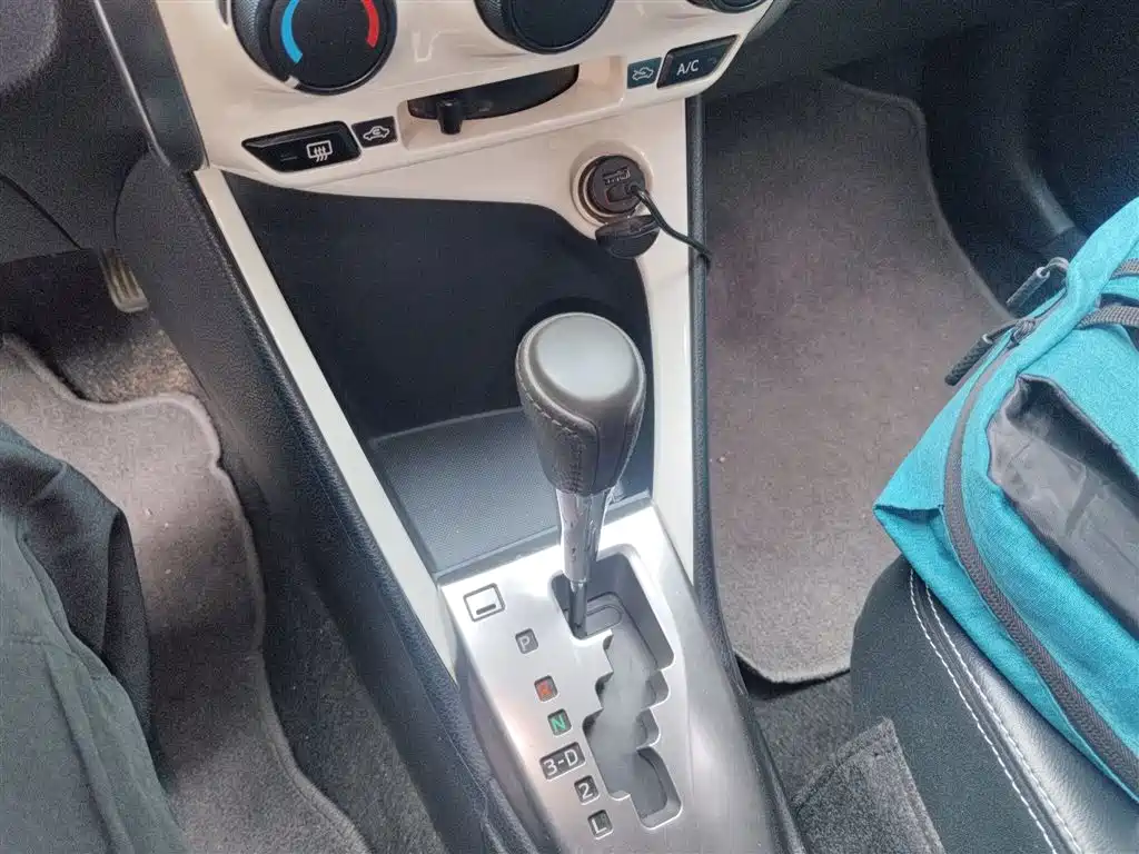 Toyota YARiS L Zhi Xuan 2015 1.5G Auto Sunroof Special Edition фото 7