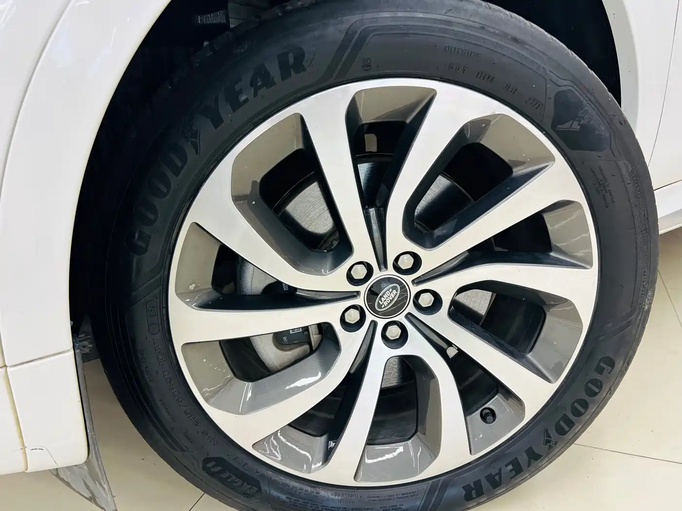 Land Rover Discovery Sport PHEV 2024 1.5T P300e Plug-in Hybrid фото 3