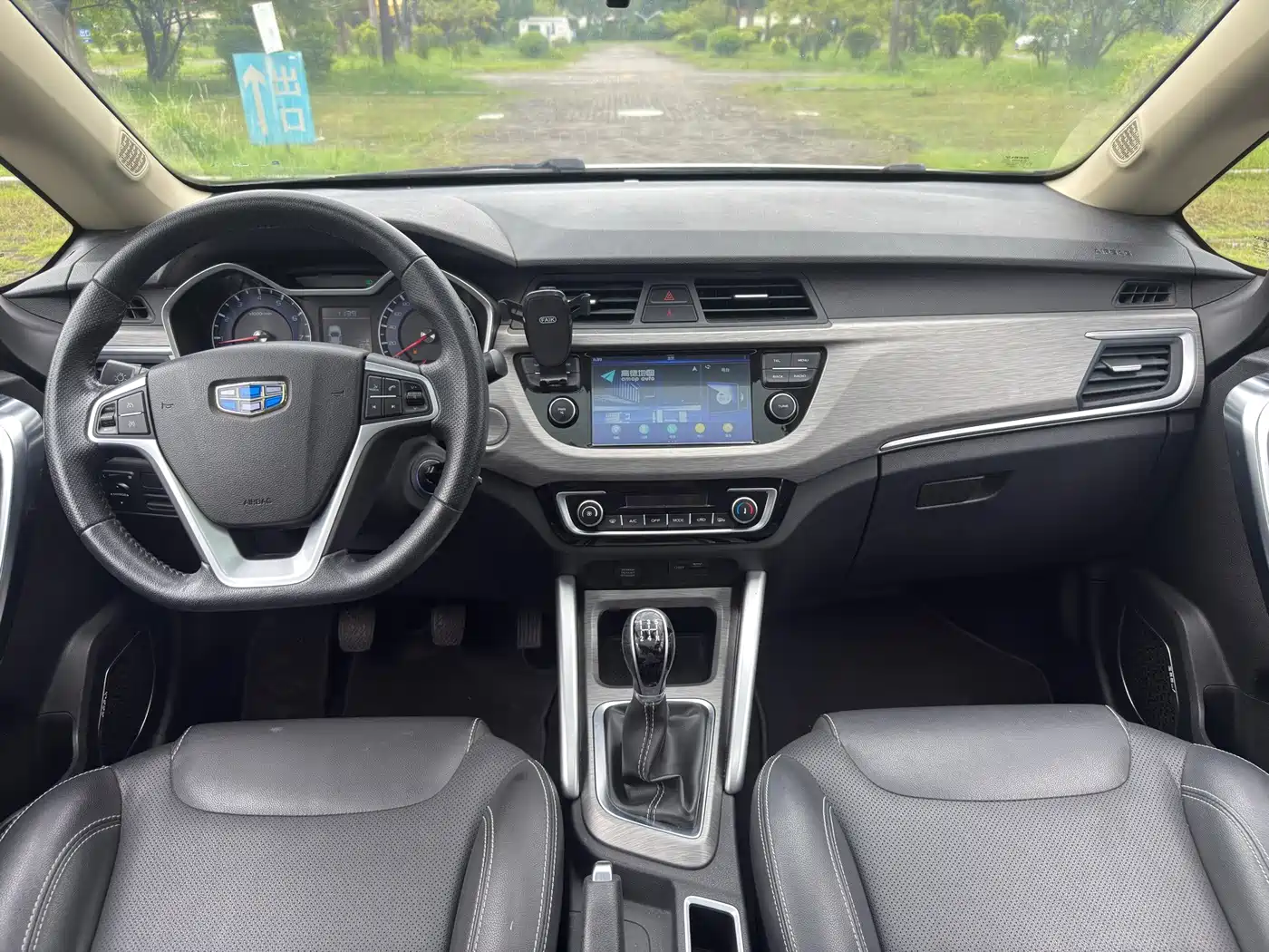 Фото 6 - Geely Vision X3