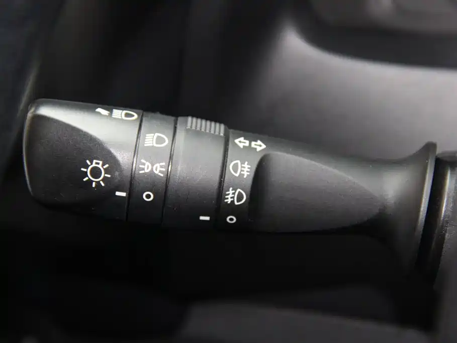 Toyota Corolla 2017 Facelift Hybrid 1.8L E-CVT Leading Edition фото 20