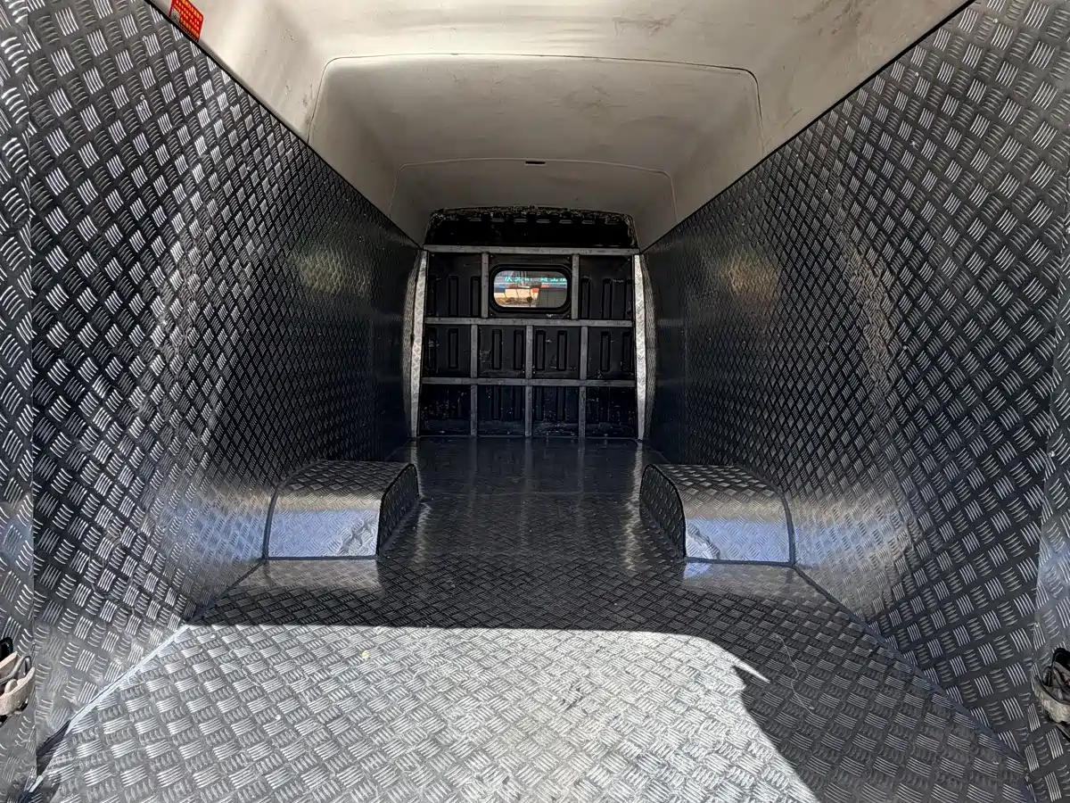 Iveco Daily 2021 2020 Model 2.8T V40 Van Dual-Tire Medium Roof 3 Seats China V
