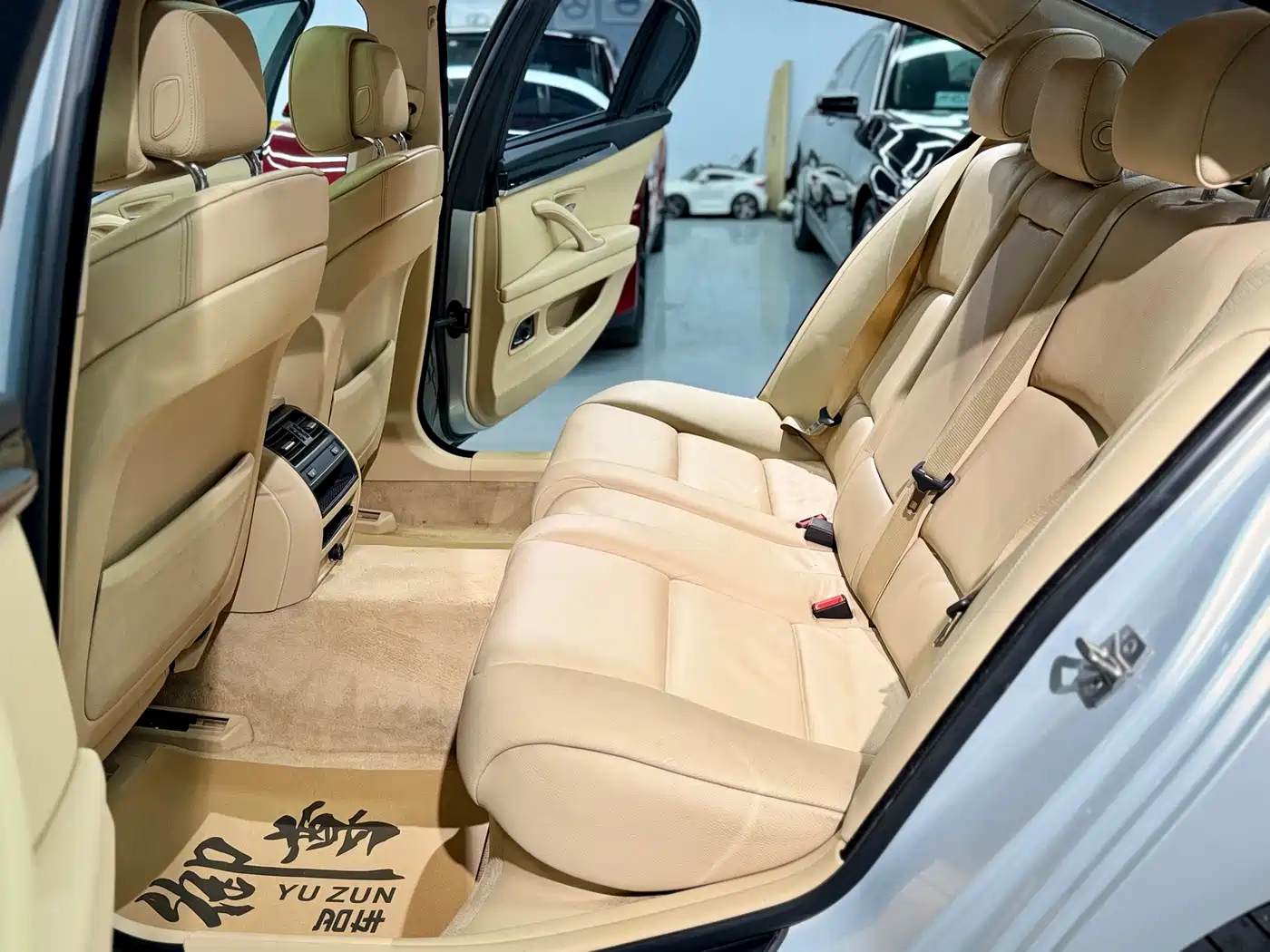 BMW 5 Series 2011 535Li Leading фото 11