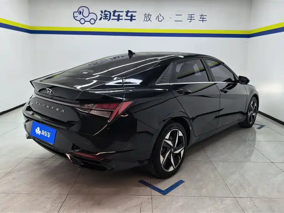 Hyundai Elantra 2021 1.5L CVT LUX Premium Edition фото 3