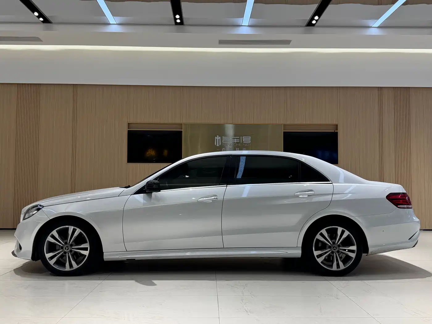 Mercedes-Benz E-Class 2014 E 260 L Sport фото 3