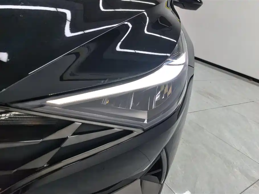Hyundai Elantra 2021 1.5L CVT LUX Premium Edition фото 5