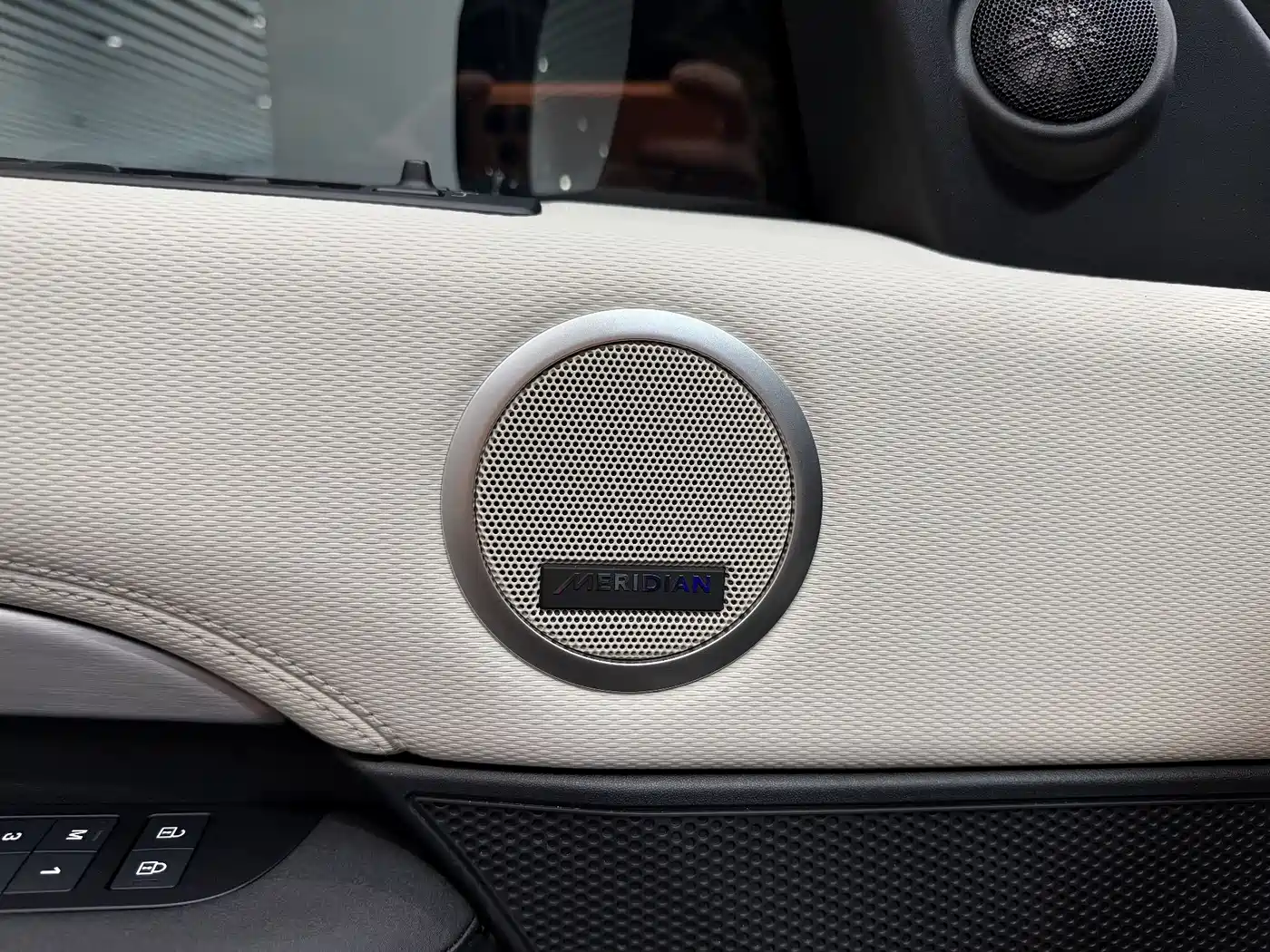Land Rover Discovery 2024 360PS Dynamic SE фото 15