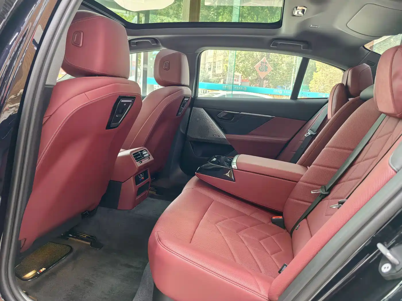 BMW 5 Series 2025 530Li Leading M Sport Package фото 8