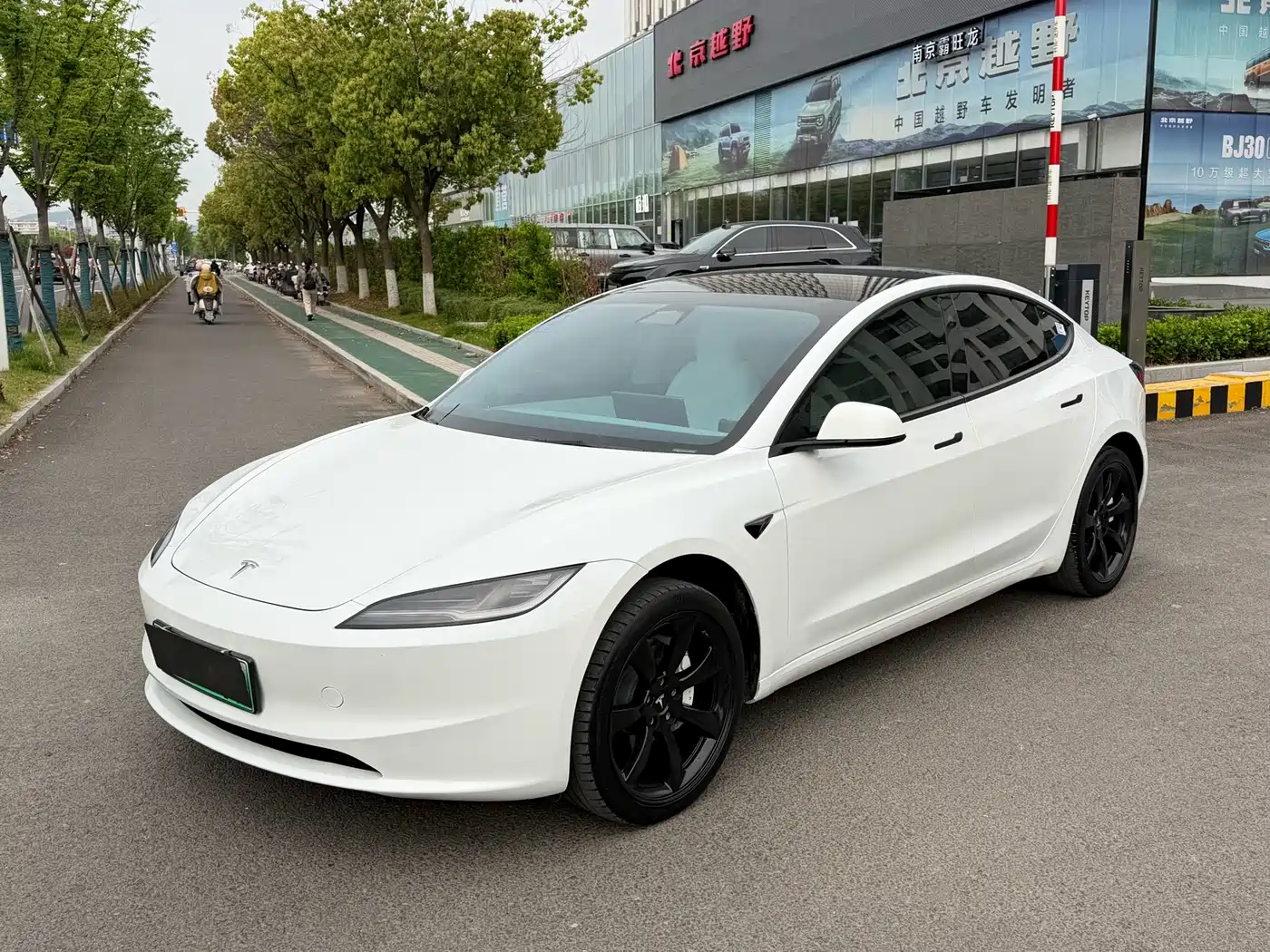 TESLA MODEL 3