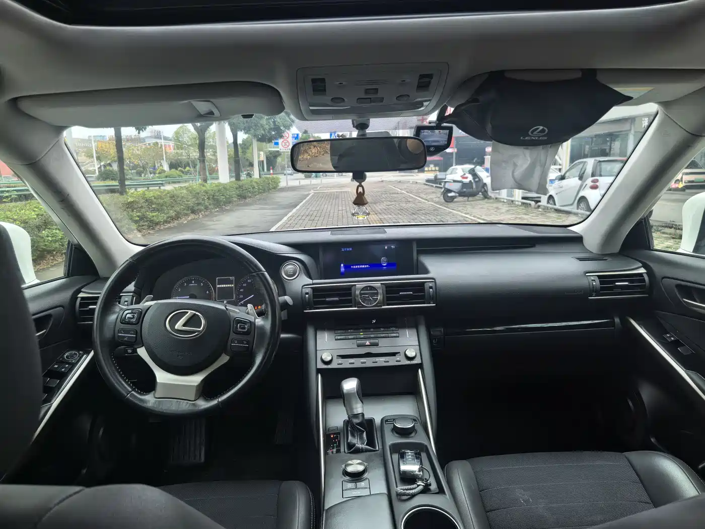 Lexus IS 2017 300 Leading Edition фото 9
