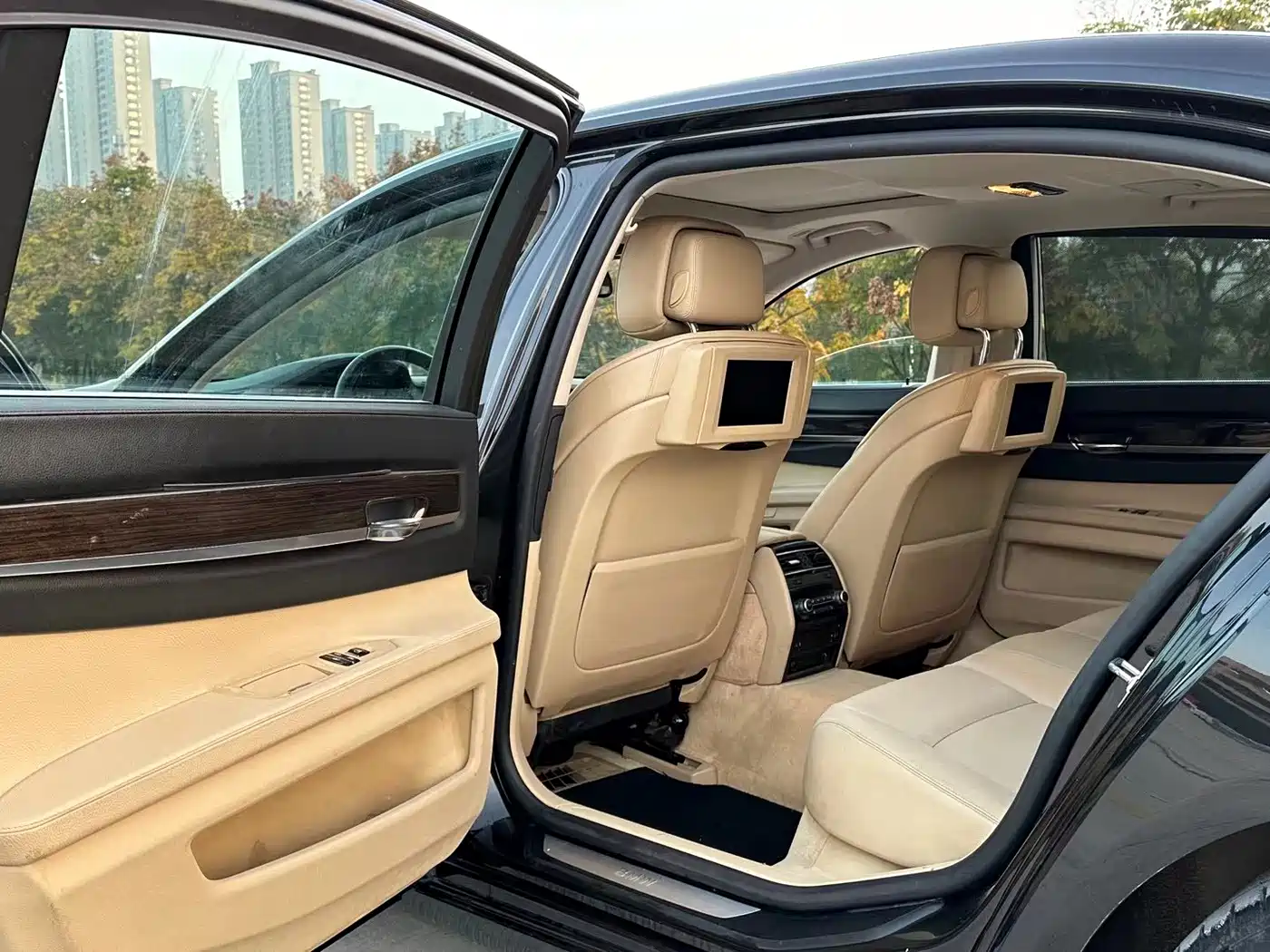 BMW 7 Series 2009 Model 740Li Leading Edition фото 8