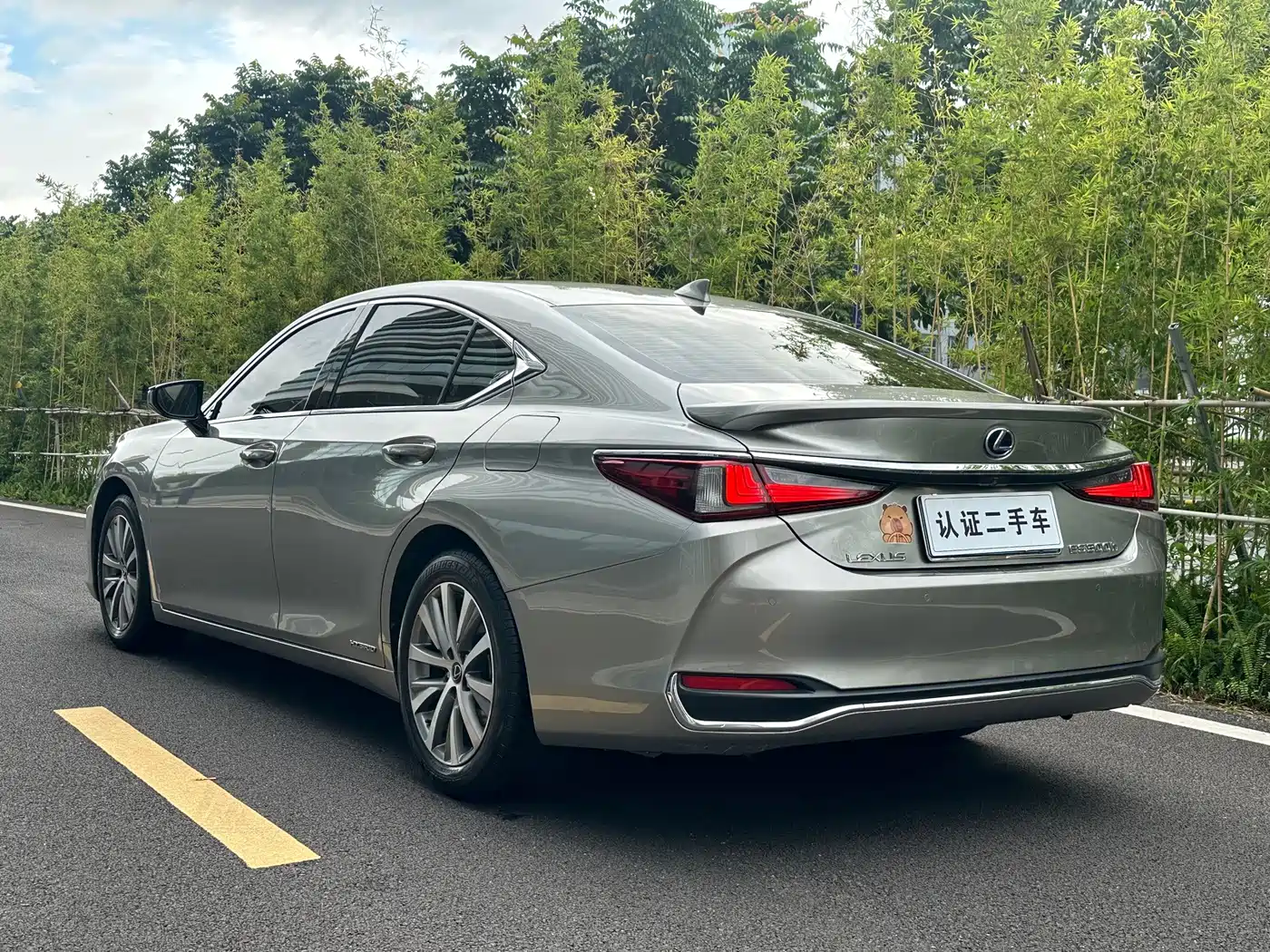 Photo 4 - Lexus ES