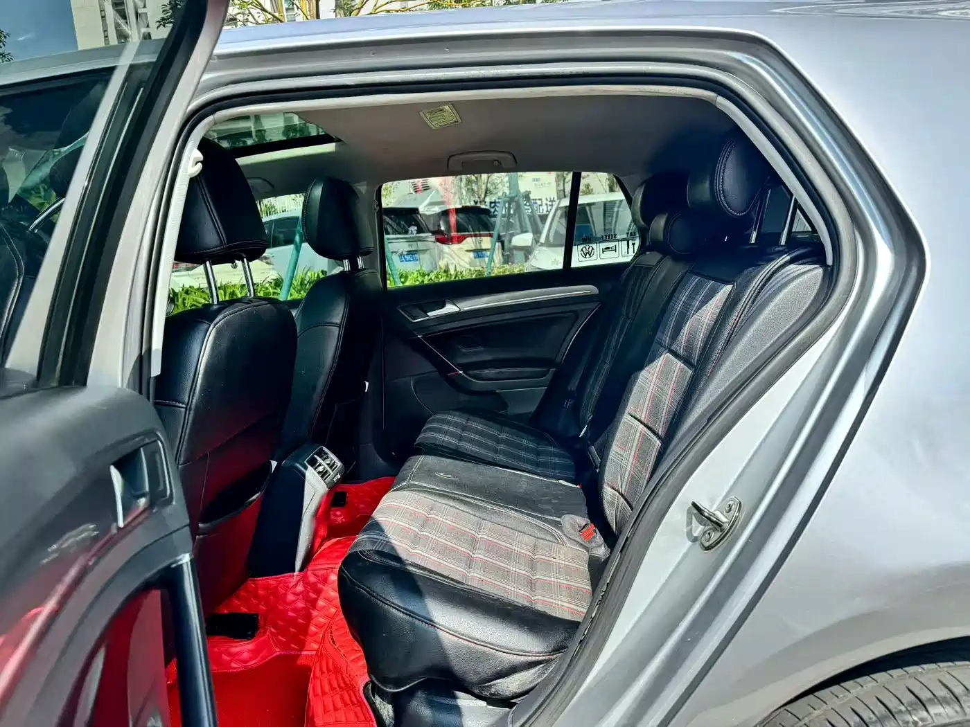 Photo 4 - Volkswagen Golf
