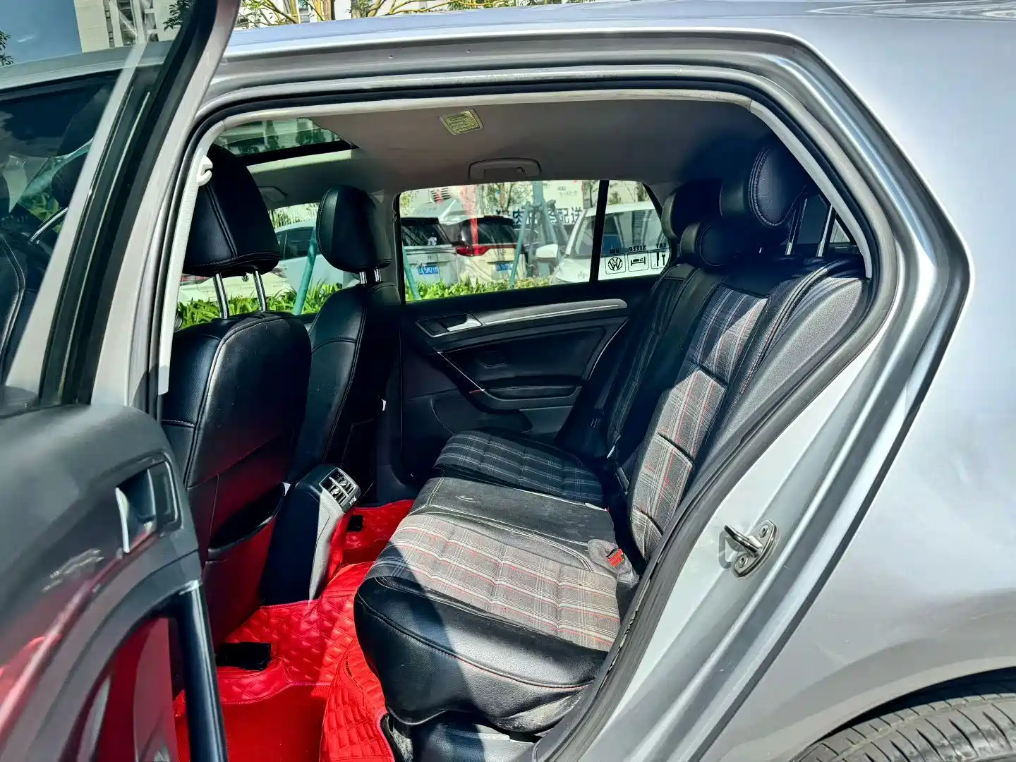 Photo 4 - Volkswagen Golf