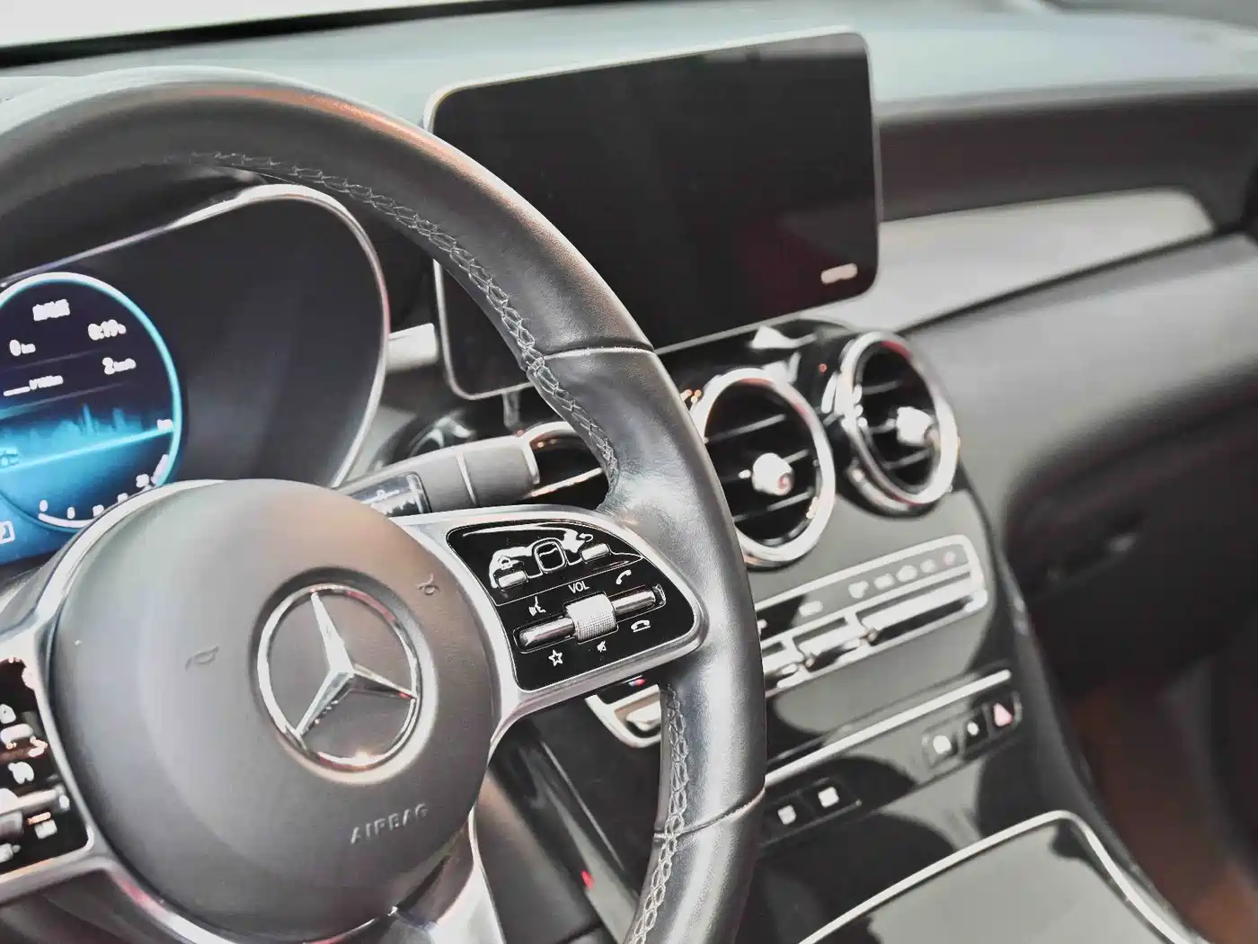 Mercedes-Benz GLC Coupe 2023 Model GLC 260 4MATIC Coupe SUV фото 23