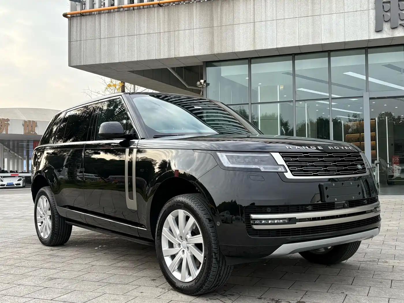 Land Rover Range Rover 2024 3.0 L6 400PS Golden Age Extended 7-Seater фото 2