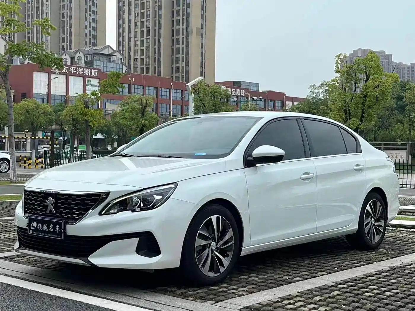 Фото 1 - Peugeot 408