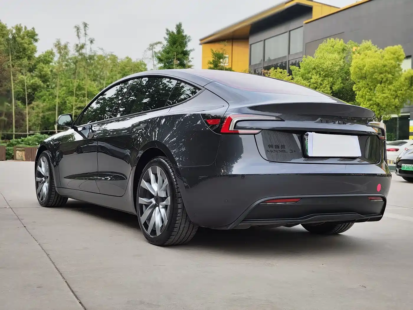 TESLA MODEL 3