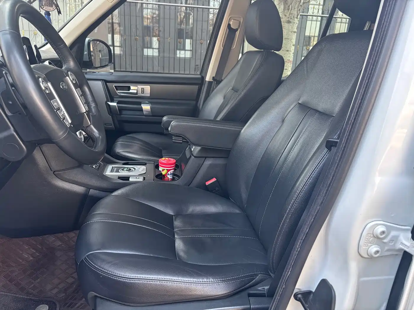 Land Rover Discovery 2015 3.0 SDV6 HSE Diesel фото 3