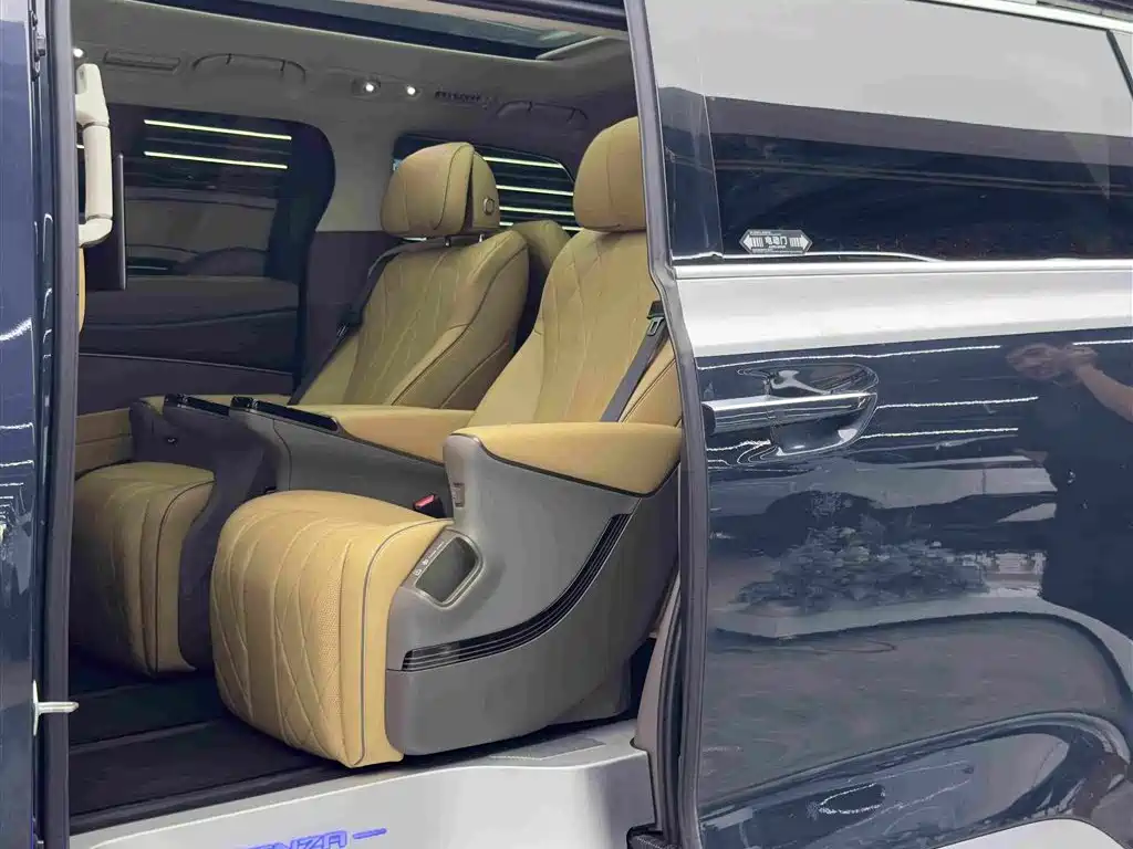 Denza D9 2023 2022 DM-i 970 AWD Flagship