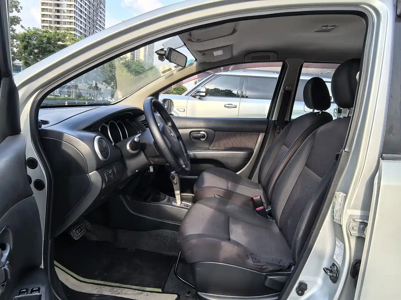 Nissan Livina 2010 2010 Model Sharp Edition 1.6L Automatic Standard Type
