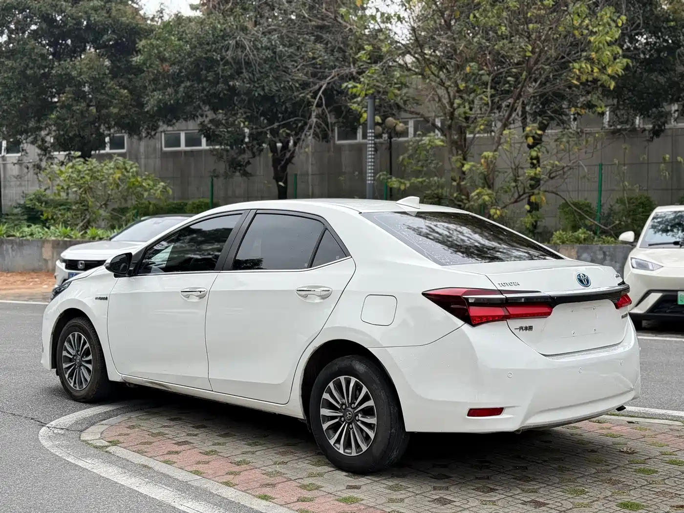 Toyota Corolla 2017 Facelift Hybrid 1.8L E-CVT Pioneer Edition фото 3