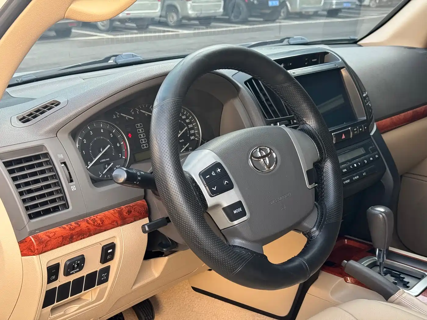Toyota Land Cruiser (Import) 2015 4.0L V6 Middle East Limited Edition фото 9