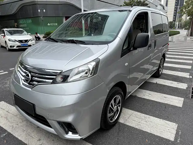 NISSAN NV200