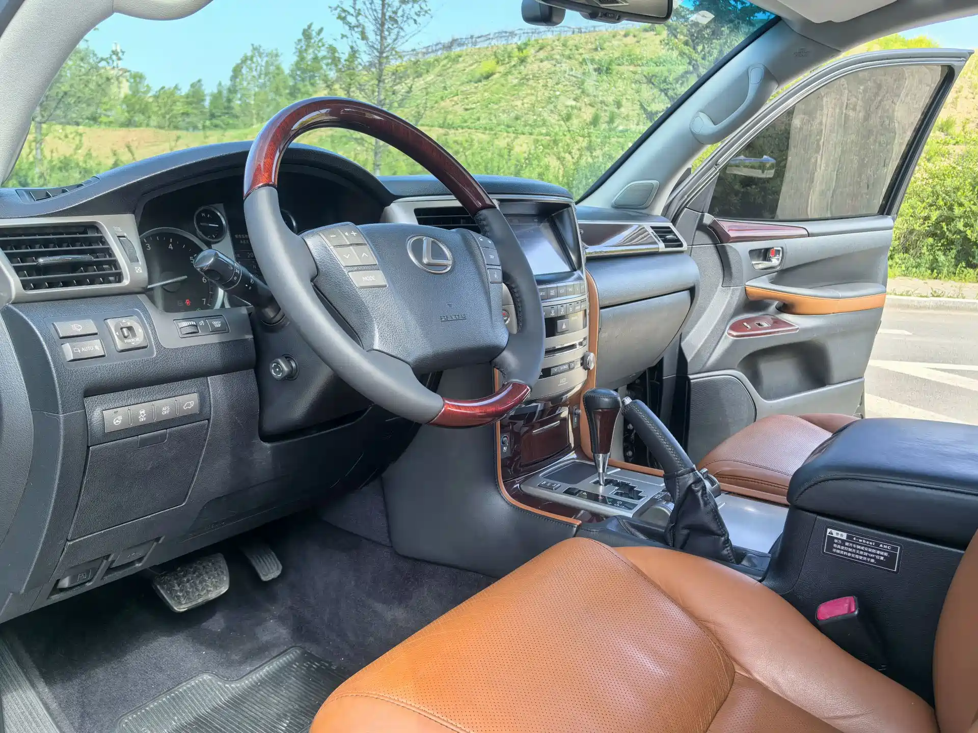 Фото 9 - Lexus LX