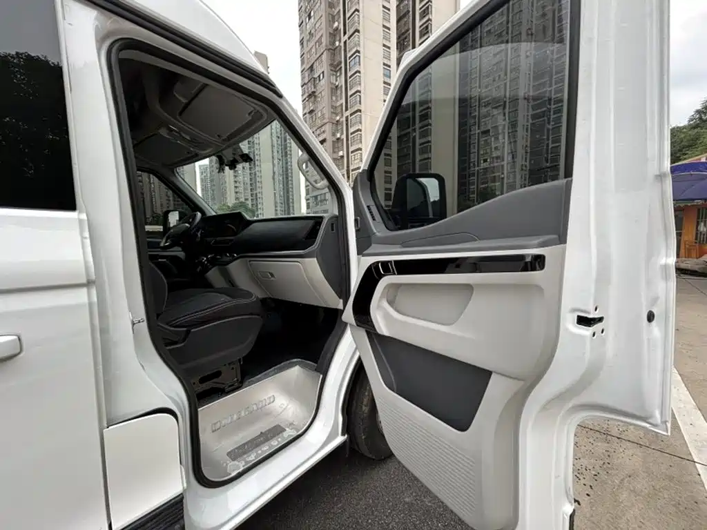 Sinotruk Xianfeng V 2024 2024 Multi-function Version 2.0T Automatic Medium Wheelbase Medium Roof