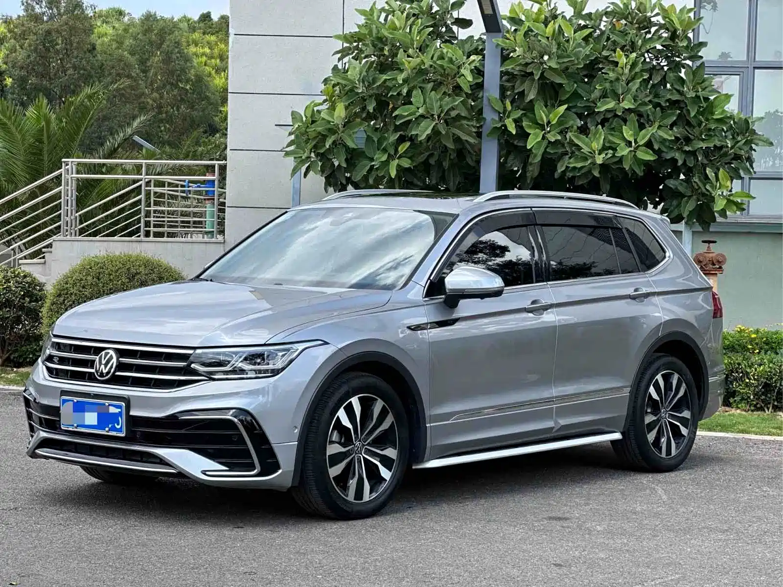 Photo 1 - Volkswagen Tiguan L