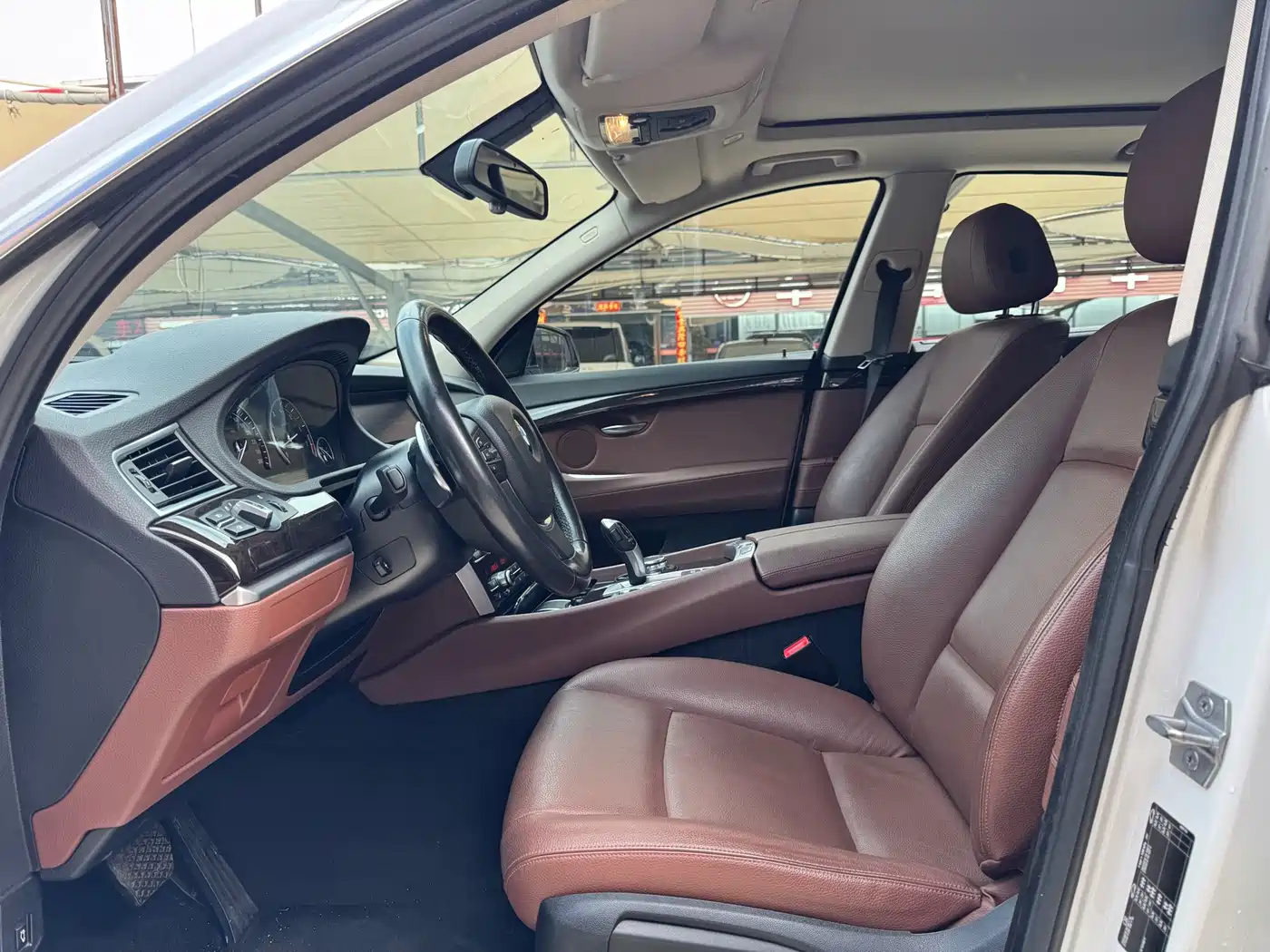 BMW 5 Series GT 2015 535i Leading фото 7
