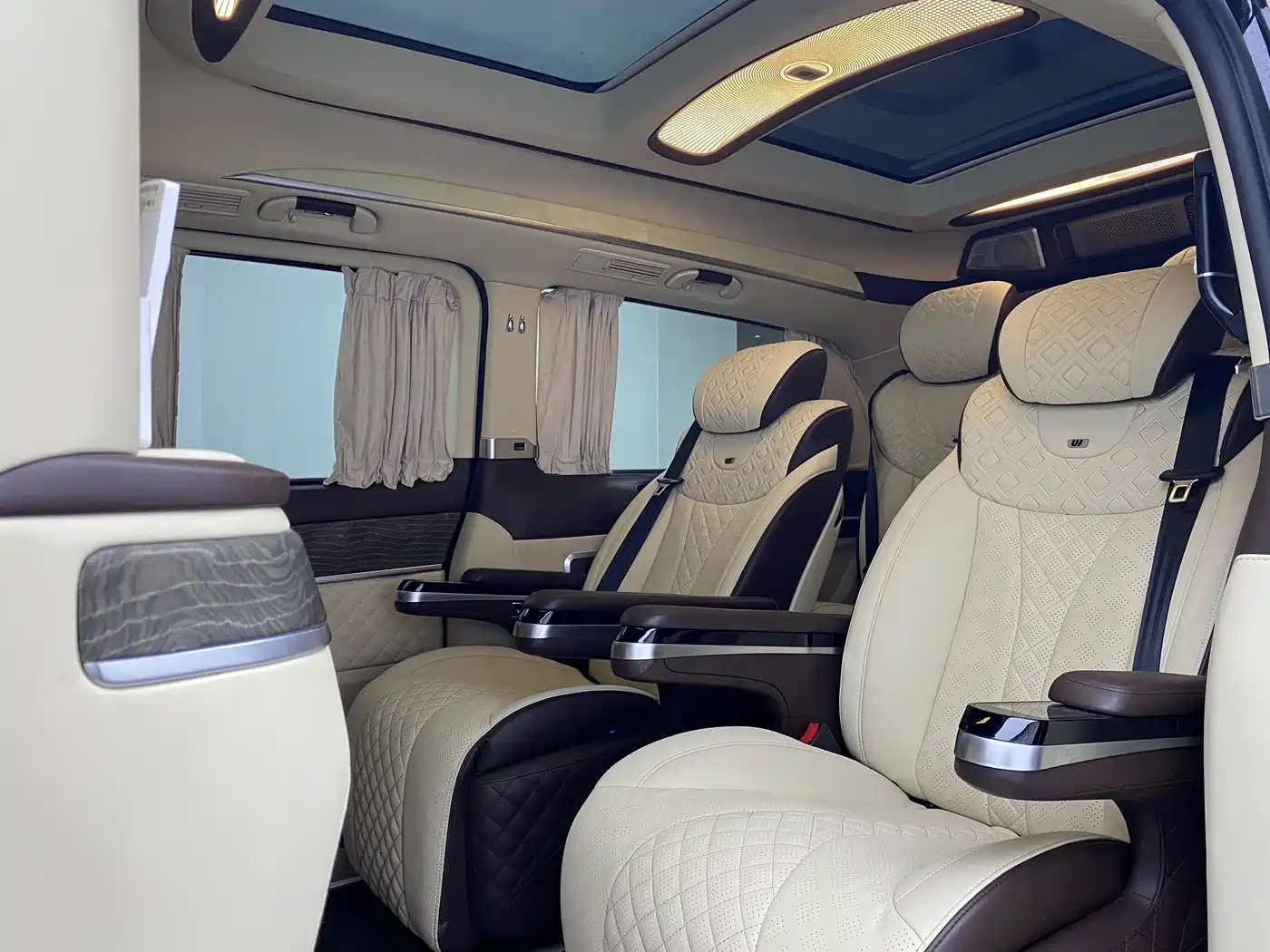 Mercedes-Benz V-Class 2018 V 260 L Premium Long Wheelbase Edition China VI фото 12