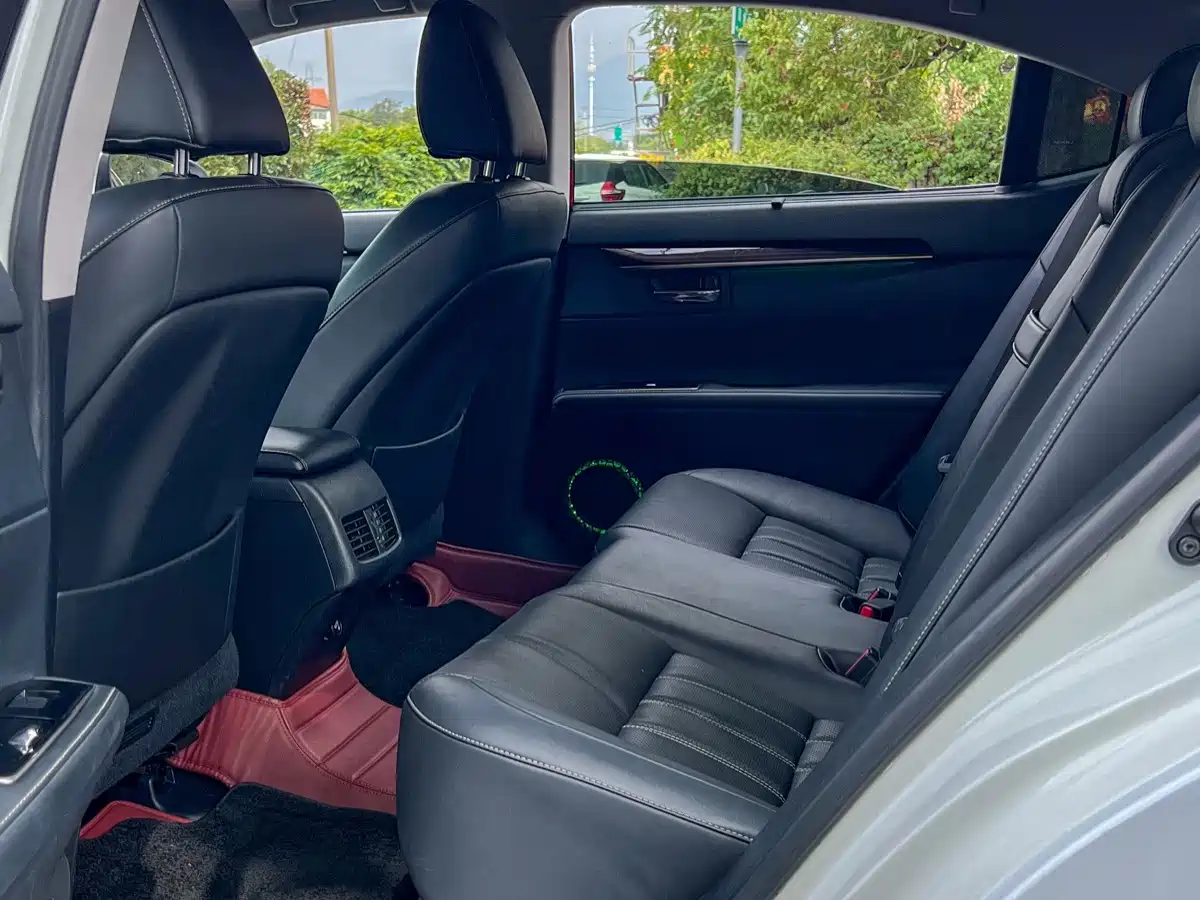 Фото 9 - Lexus ES