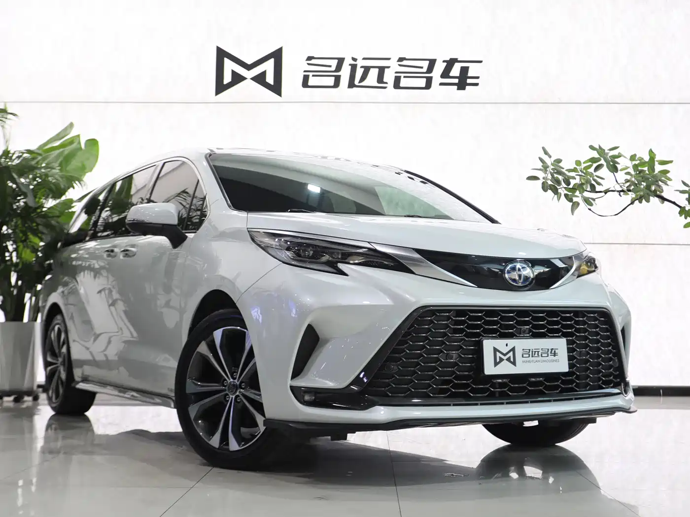 Toyota Granvia 2023 2.5L Hybrid Flagship VIP Edition фото 3