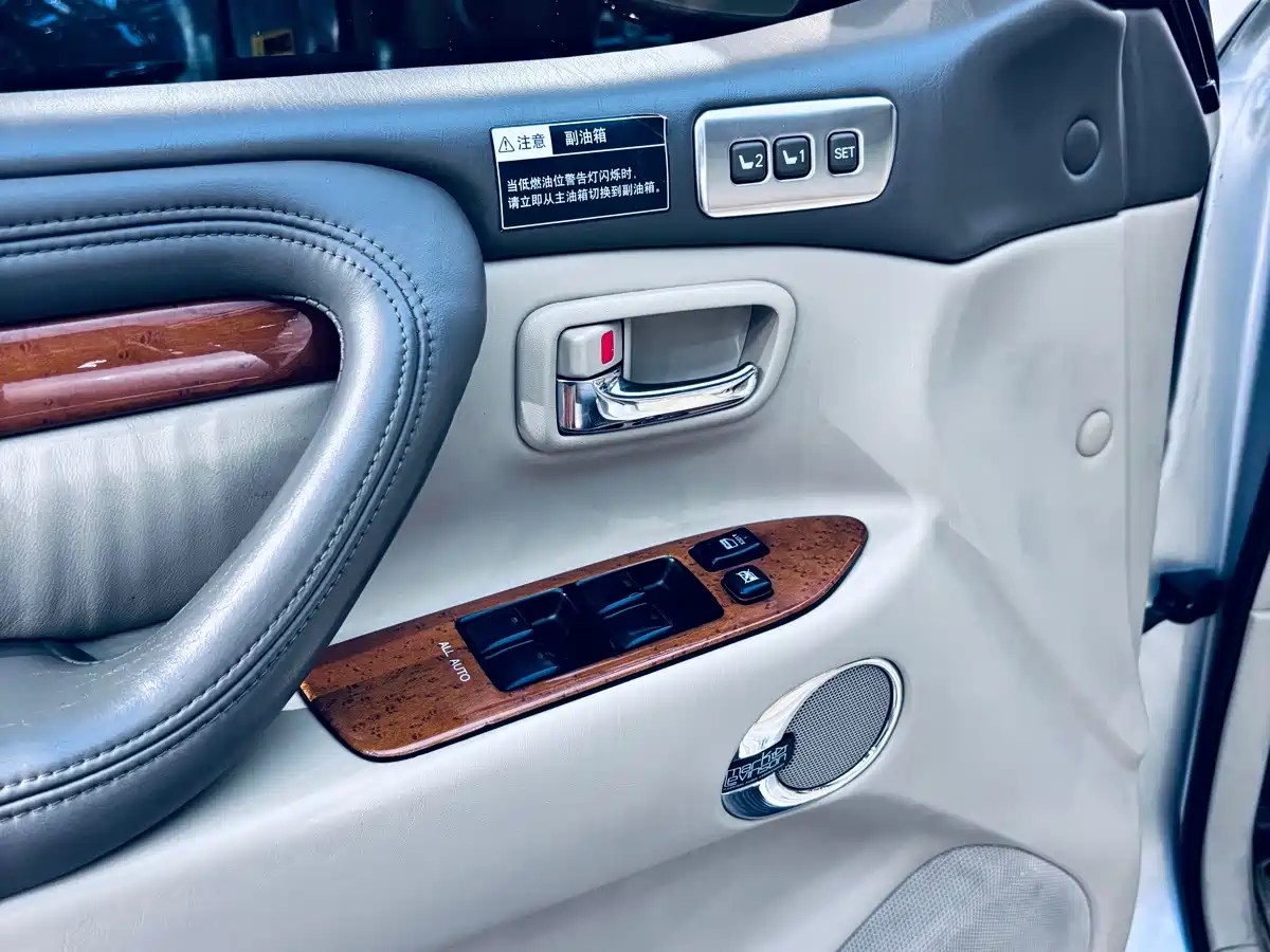 Фото 7 - Lexus LX