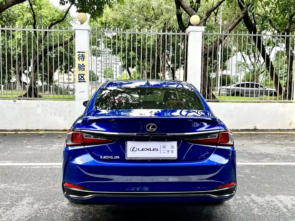 Фото 8 - Lexus ES