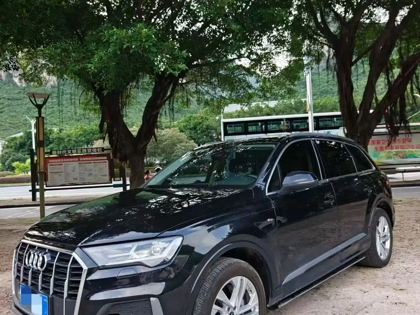 Photo 1 - Audi Q7
