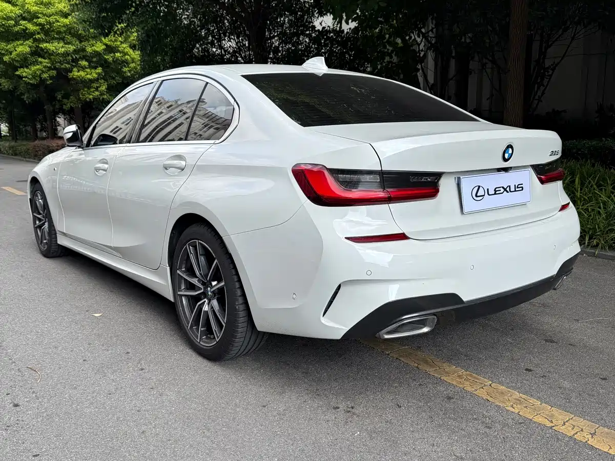 Photo 17 - BMW 3 Series