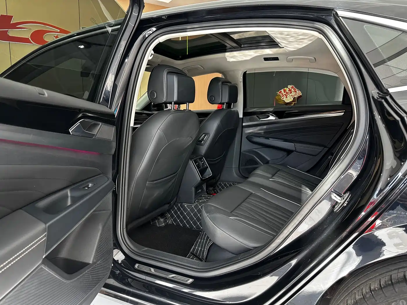 Volkswagen Passat 2022 330TSI Starlight Luxury Edition фото 10